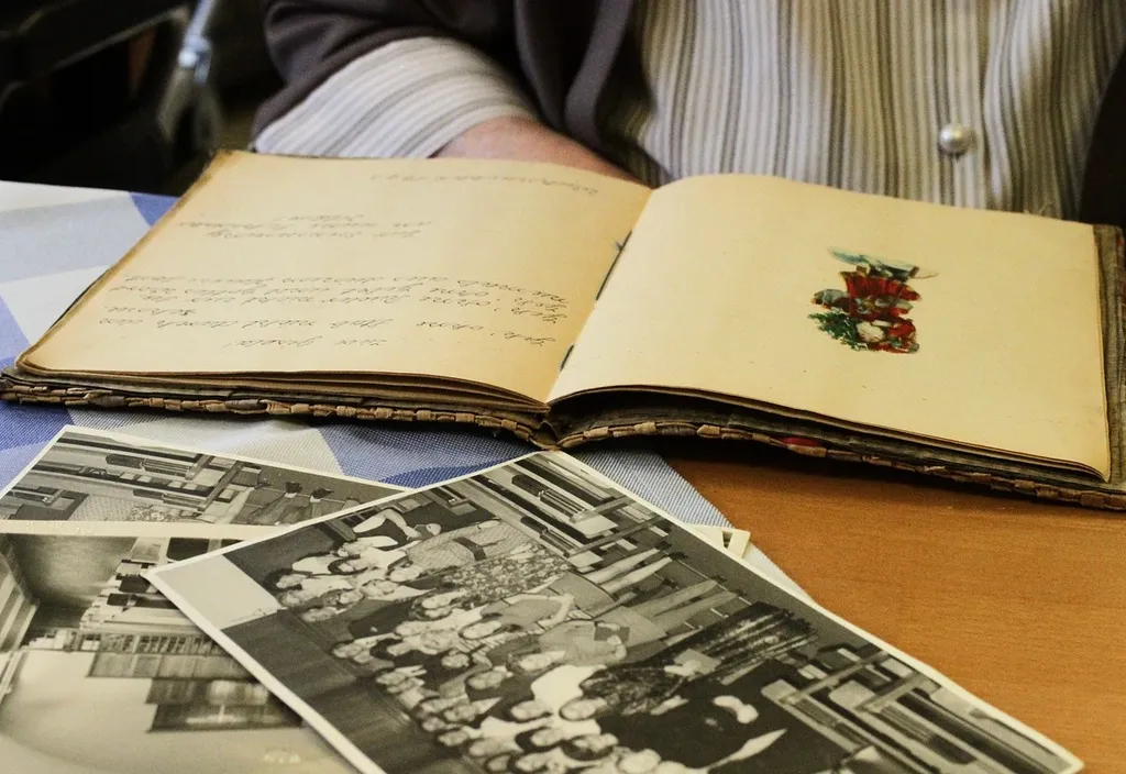 Realistische Illustration in Rottönen, die eine Collage von prägenden Momenten aus Emma Mackeys Leben und Karriere zeigt, einschließlich Porträts in verschiedenen Rollen und candiden Behind-the-Scene-Aufnahmen, Emma Mackey Biografie.