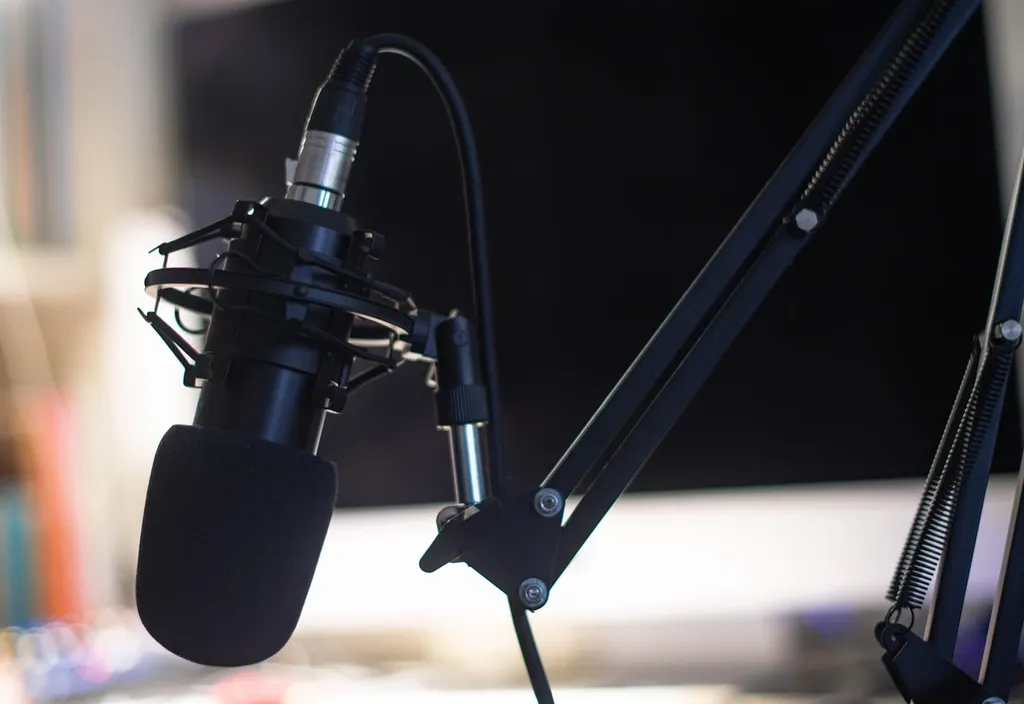 Stephanie Haiber in einem professionellen Umfeld mit Mikrofon und TV-Studio im Hintergrund, Hauptfarbe Rot, im Zusammenhang mit ihrer Karriere im Journalismus – Stephanie Haiber Biografie.