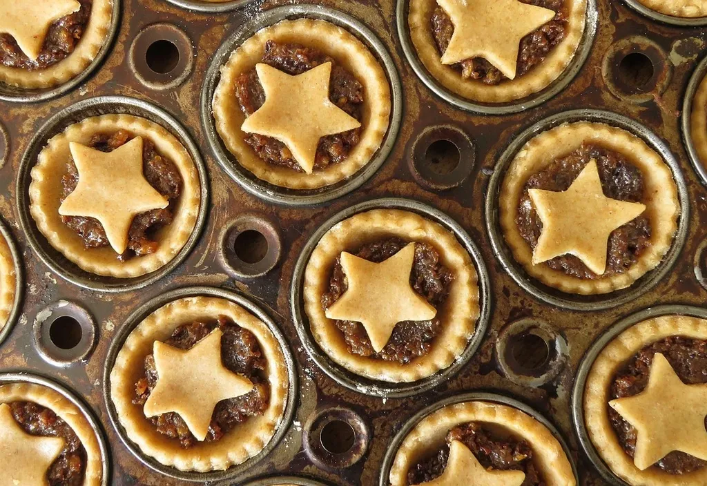 Berühmtheiten backen und dekorieren begeistert Kuchen in einer modernen Küche, mit dem Jahr 2025 im Vordergrund, Hauptfarbthema Rot.