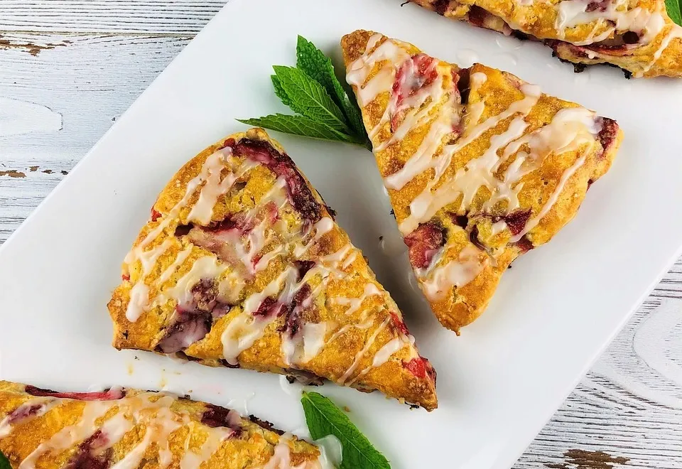 Berühmtheiten backen und dekorieren begeistert Kuchen in einer modernen Küche, mit dem Jahr 2025 im Vordergrund, Hauptfarbthema Rot.
