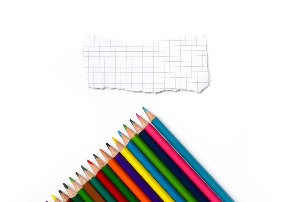 Realistische Illustration von Daphne Haderlein mit ihrem charakteristischen Lächeln in einem gut beleuchteten, minimalistischen Homeoffice, umgeben von ihren Lieblingsbüchern und einem Laptop, Hauptfarbthema Rot.