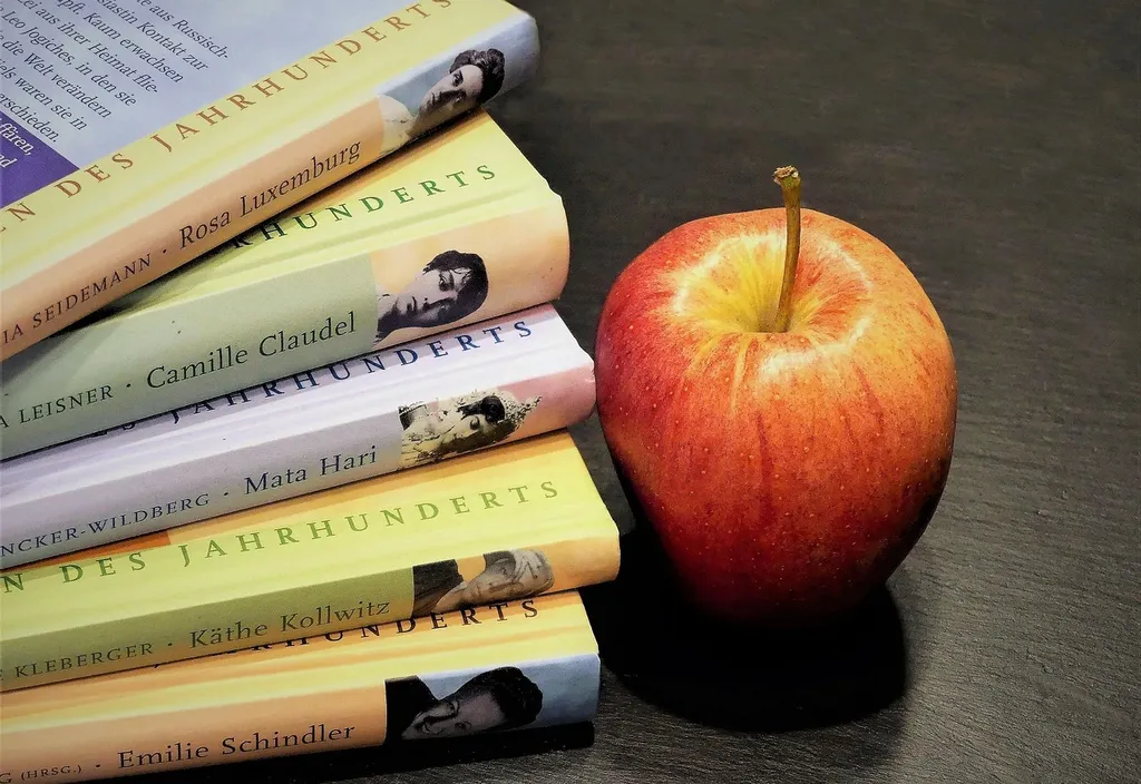 Realistische Illustration mit rotem Farbthema, die verschiedene Lebens- und Karrierephasen von Florence Pugh zeigt, einschließlich bedeutender persönlicher und beruflicher Momente aus ihrer Biografie.