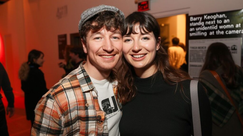 Barry Keoghan Freundin lächelnd bei einem eleganten Event