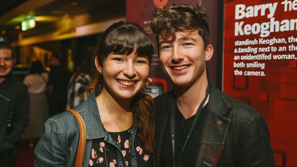 Barry Keoghan Freundin lächelnd auf einem gemütlichen Abendessen-date