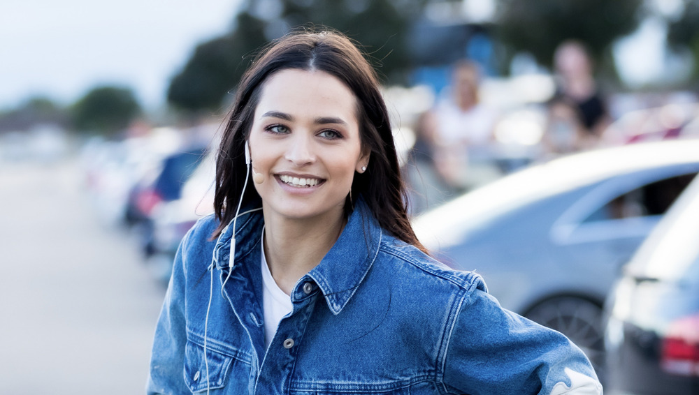 Amira Pocher auf einem Parkplatz.