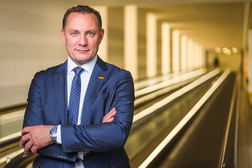 Tino Chrupalla, der AFD Politiker, im blauen Anzug.